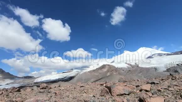沉睡的埃尔布鲁斯火山脚的时间流逝天空中白雪皑皑的山峰和移动的阴影和云彩视频的预览图