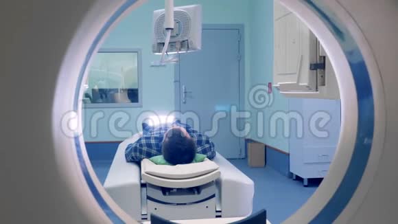 男性患者在CTMRI扫描仪与医生视频的预览图