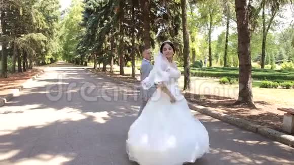 新婚夫妇结婚那天在公园跳华尔兹舞视频的预览图