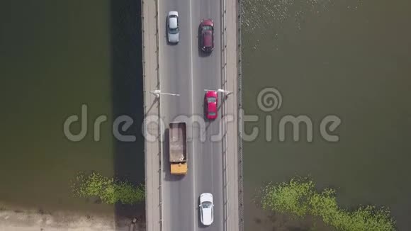 夏季白天可乘坐移动汽车在河上的桥上直俯视视频的预览图