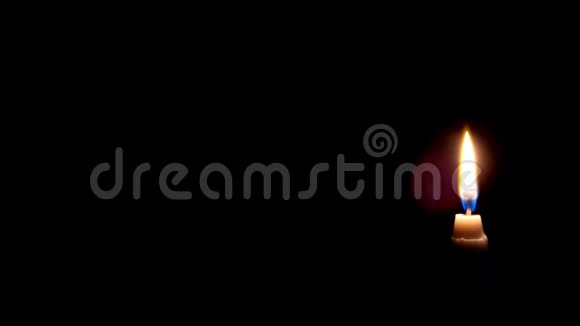 无声音离焦视频在黑色背景下建立白色火焰蜡烛供圣诞节相关时刻使用视频的预览图