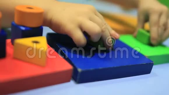 幼儿玩五颜六色的积木视频的预览图
