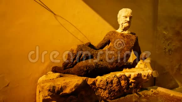 跟踪拍摄在巴比诺雕像上是一个躺在岩石基地在中心的锡林的表现视频的预览图