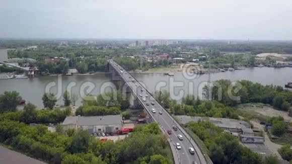 夏季汽车通过河流穿过现代桥鸟瞰视频的预览图