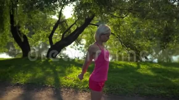 跑步的女人在早晨慢跑前热身和伸展运动视频的预览图