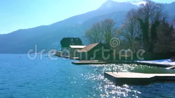 奥地利圣沃尔夫冈的沃尔夫冈湖上荡漾视频的预览图