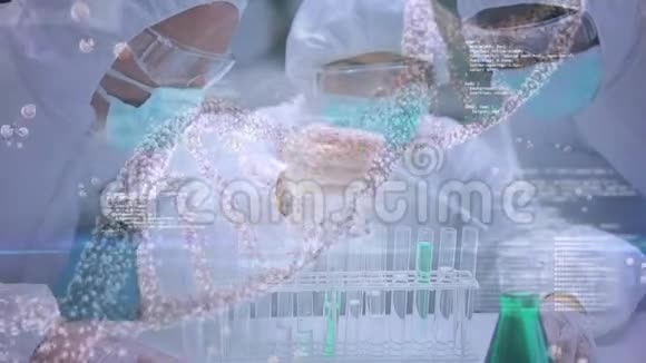 科学家在试管中混合化学物质视频的预览图