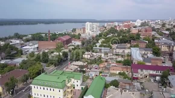 夏季晴天城市鸟瞰小高层住宅及河流视频的预览图