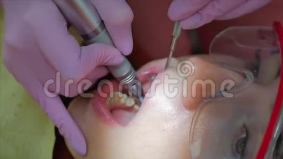 女牙医在诊所为女病人治疗牙齿女性专业医生口腔医生工作概念视频的预览图