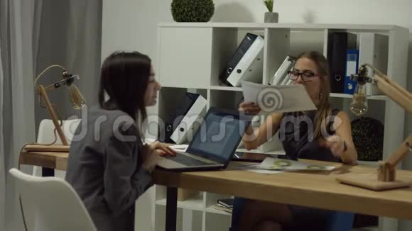 女商人在办公室讨论文书工作视频的预览图