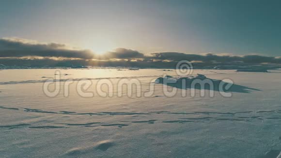 北冰洋上空的日出覆盖了地表视频的预览图