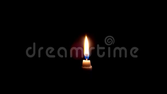 无声音离焦视频在黑色背景下建立白色火焰蜡烛供圣诞节相关时刻使用视频的预览图