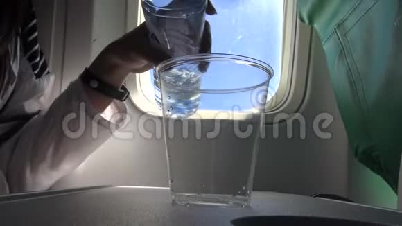 4亚洲年轻乘客乘坐飞机时喝水视频的预览图