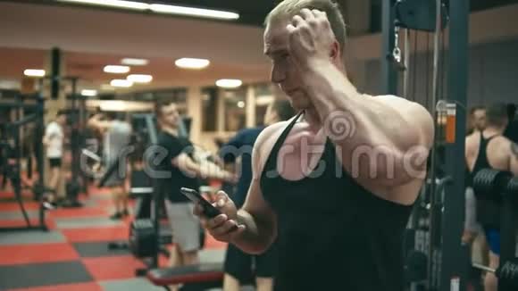 健身者在健身房自拍视频的预览图