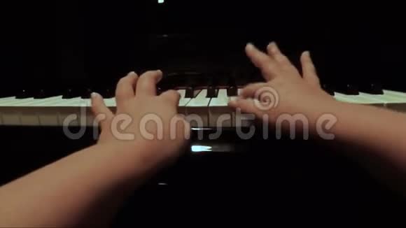 儿童手弹钢琴慢动作FDV视频的预览图