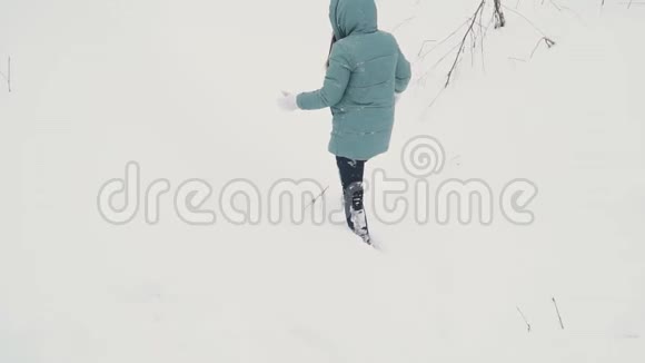 在雪地里行走的女人视频的预览图