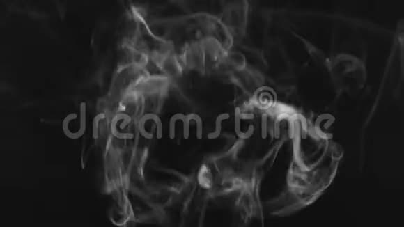 白色的烟雾升起映衬着黑色的背景视频的预览图