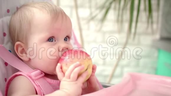 可爱的宝宝吃苹果儿童健康营养可爱的宝宝啃苹果视频的预览图
