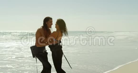 在海滩上举着女人的男人视频的预览图