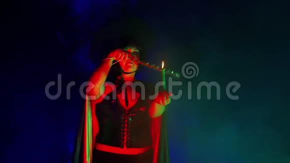 一个身穿黑色斗篷手里拿着蜡烛的烟云少女正在施展魔法视频的预览图