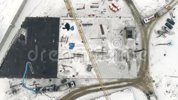 建筑起重机的高空作业俯视图用专用起重机填充水泥冬季施工视频的预览图