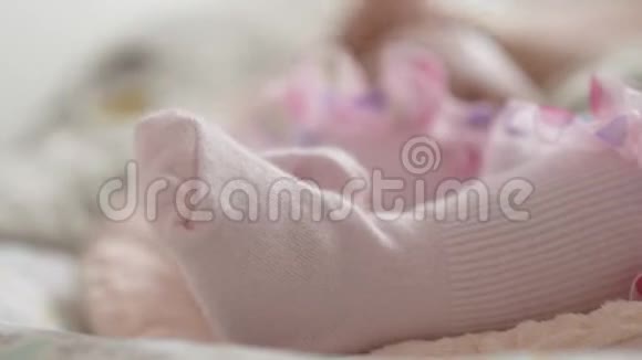 小女孩穿粉色袜子视频的预览图