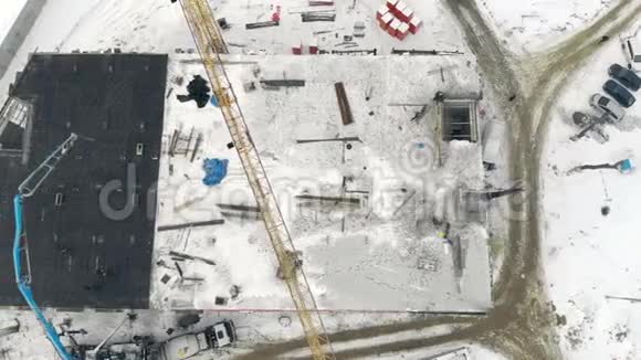 建筑起重机的高空作业俯视图用专用起重机填充水泥冬季施工视频的预览图