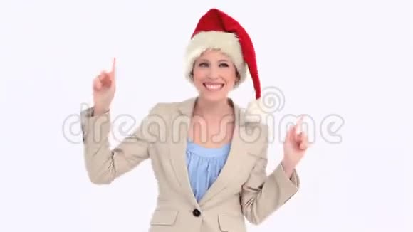 女商人戴着圣诞老人的帽子跳舞视频的预览图