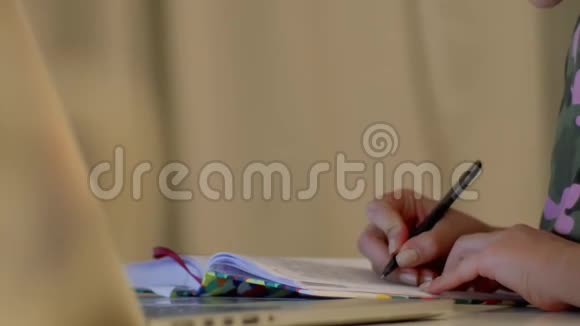 时尚的女性手指甲上有漆写在笔记本上视频的预览图