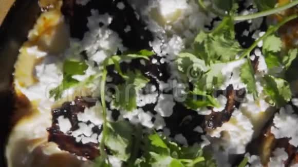中东菜沙舒卡在煎锅里旋转顶部视频的预览图
