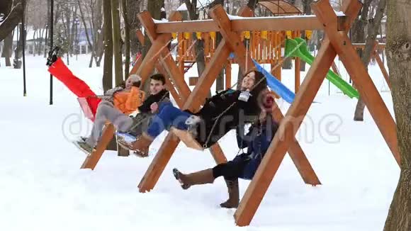 朋友摇摆冬天的时候视频的预览图