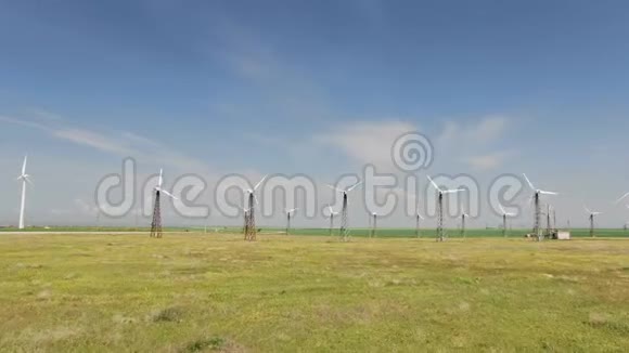 在蓝天背景下有风力涡轮机的塔排视频的预览图