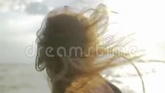 一个晒黑的女孩的肖像她的头发放在海底视频的预览图