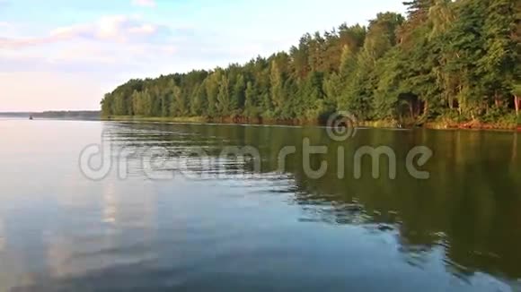 在湖上乘船旅行视频的预览图