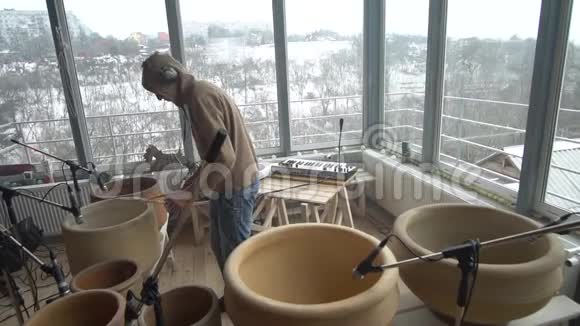 鼓手用陶罐敲击有节奏的旋律视频的预览图