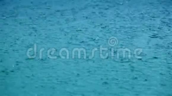水面的雨滴视频的预览图