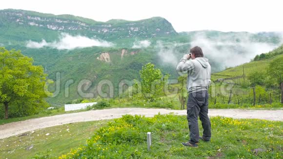 一个人正在山里喝茶视频的预览图