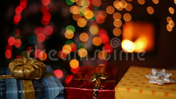 壁炉前三件圣诞礼物和模糊的圣诞树视频的预览图