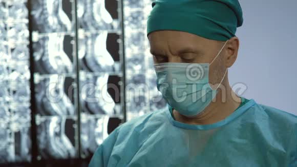 戴口罩的男性健康工作者戴医疗手套专业外科医生视频的预览图
