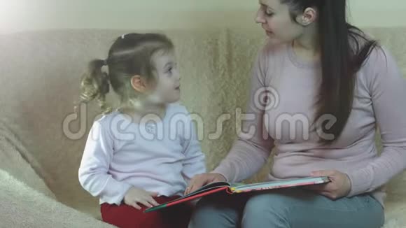 时间只给妈妈和她的小女儿一起看书视频的预览图