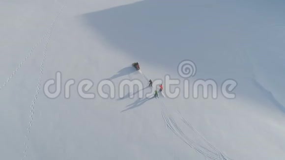 雪地摩托拉动滑雪北极雄伟景观视频的预览图
