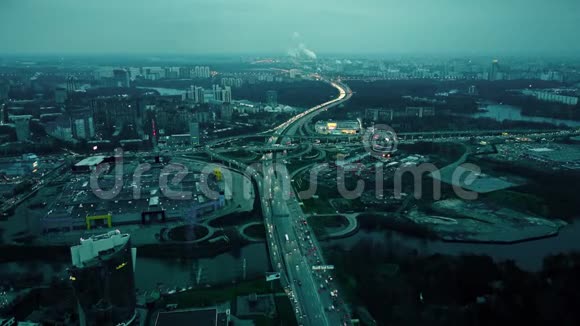 大城市高速公路交叉口的空中拍摄傍晚高峰时商场附近交通堵塞视频的预览图