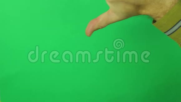 绿色背景上的男性手表现出反玻璃的姿态视频的预览图