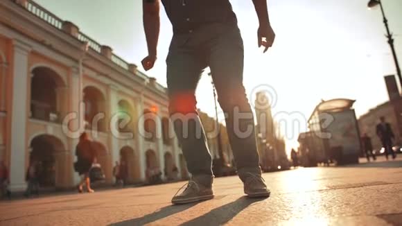 迷人的帅哥在城市街道上跳跃视频的预览图