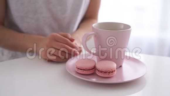 年轻的白种人女人在白色的厨房里喝着粉红色的苹果酒视频的预览图