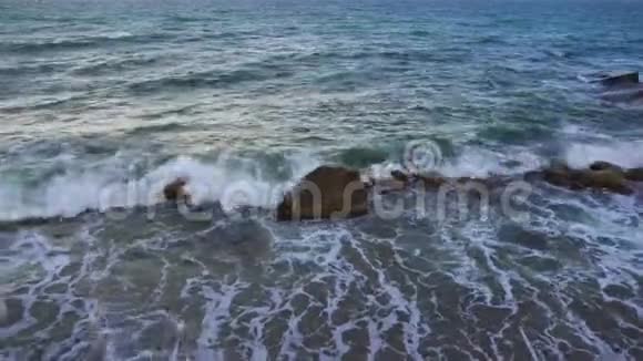 海浪冲击岩石和石头飞溅视频的预览图