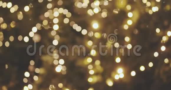 抽象模糊的圣诞节灯光博克背景闪烁的圣诞树灯闪烁冬季假期概念视频的预览图