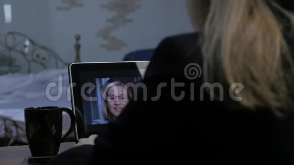 女商人使用笔记本电脑和商业伙伴进行视频通话在线客户咨询在家办公4公里视频的预览图
