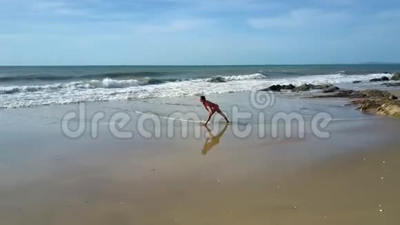 比基尼女郎站在石滩瑜伽姿势视频的预览图