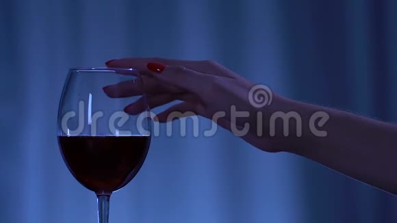 伤心的女人摸着红酒杯在咖啡馆等人手上特写视频的预览图